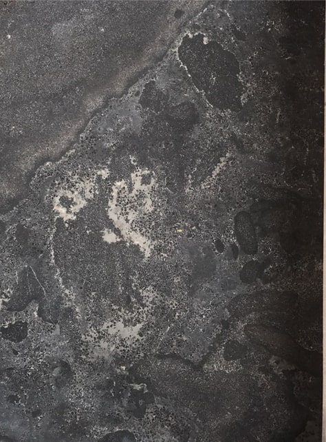 LOSETA DE LIMESTONE NEGRA KOALA 0.58 X 1.15 X 0.015 - CasaMármol Honduras